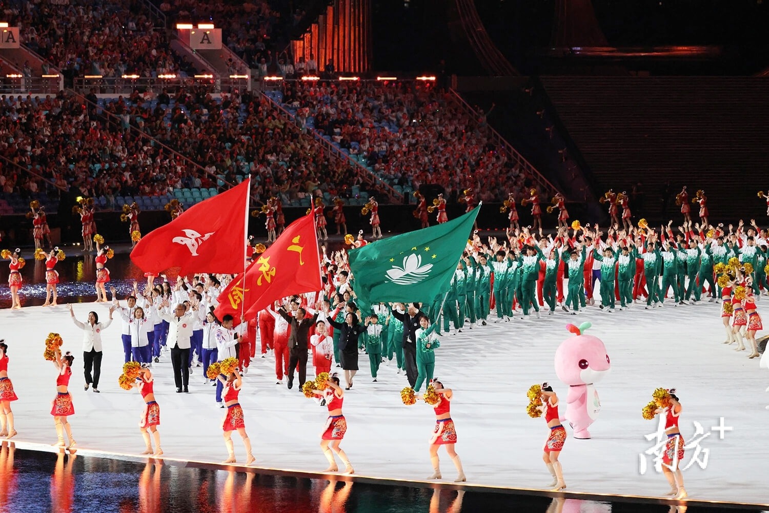 他的实力独步镖坛！🎯 来源：The United Stand🏆 热烈祝贺曼联球迷卢克·利特勒连续第二次斩获世界飞镖锦标赛冠军！